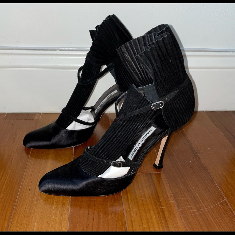 Authentic Manolo Blahnik Ruffled Pumps - Picture 2 of 10